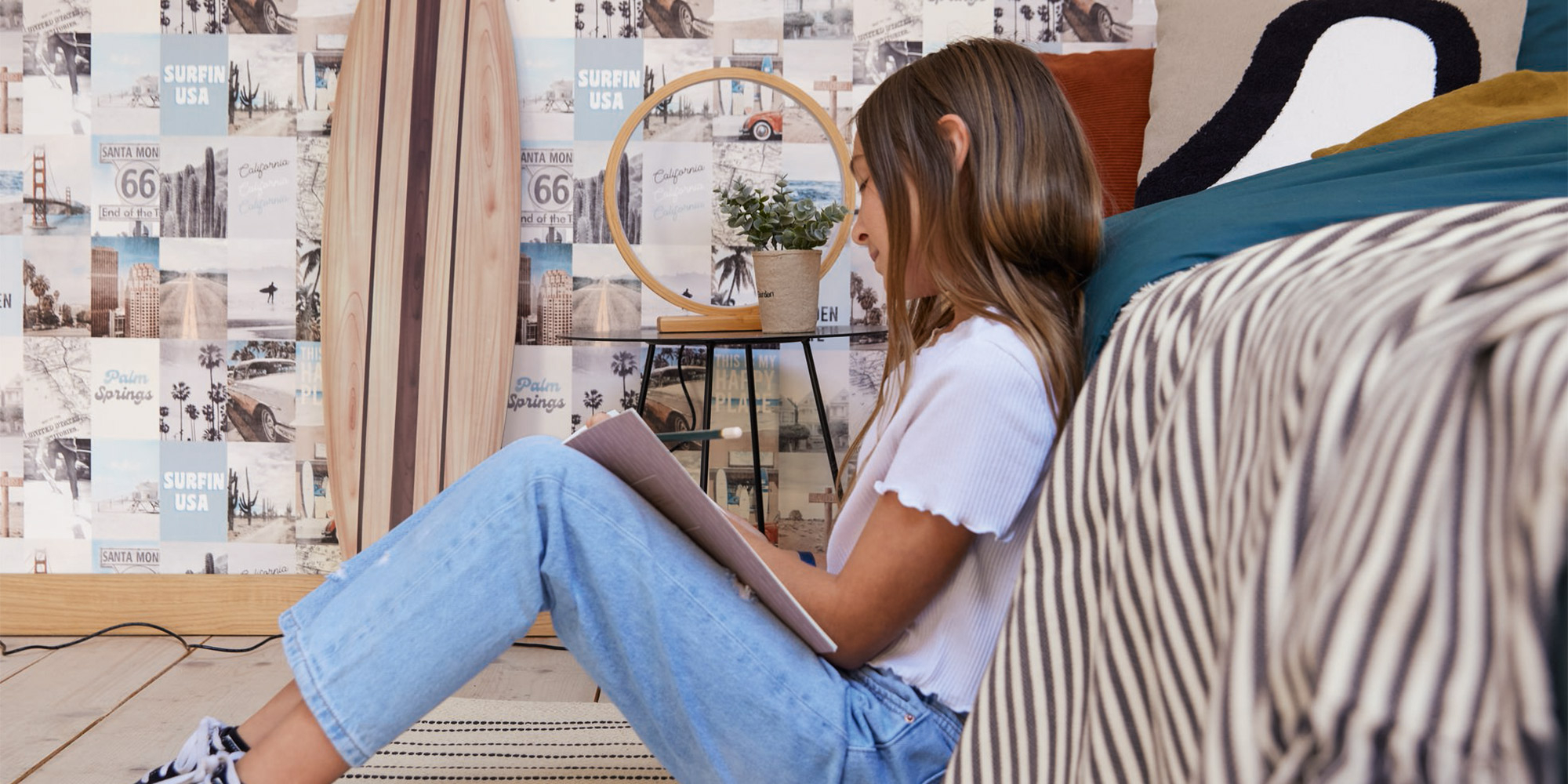 Vliestapete Kinderzimmer mit bunten Urlaubsfotos.