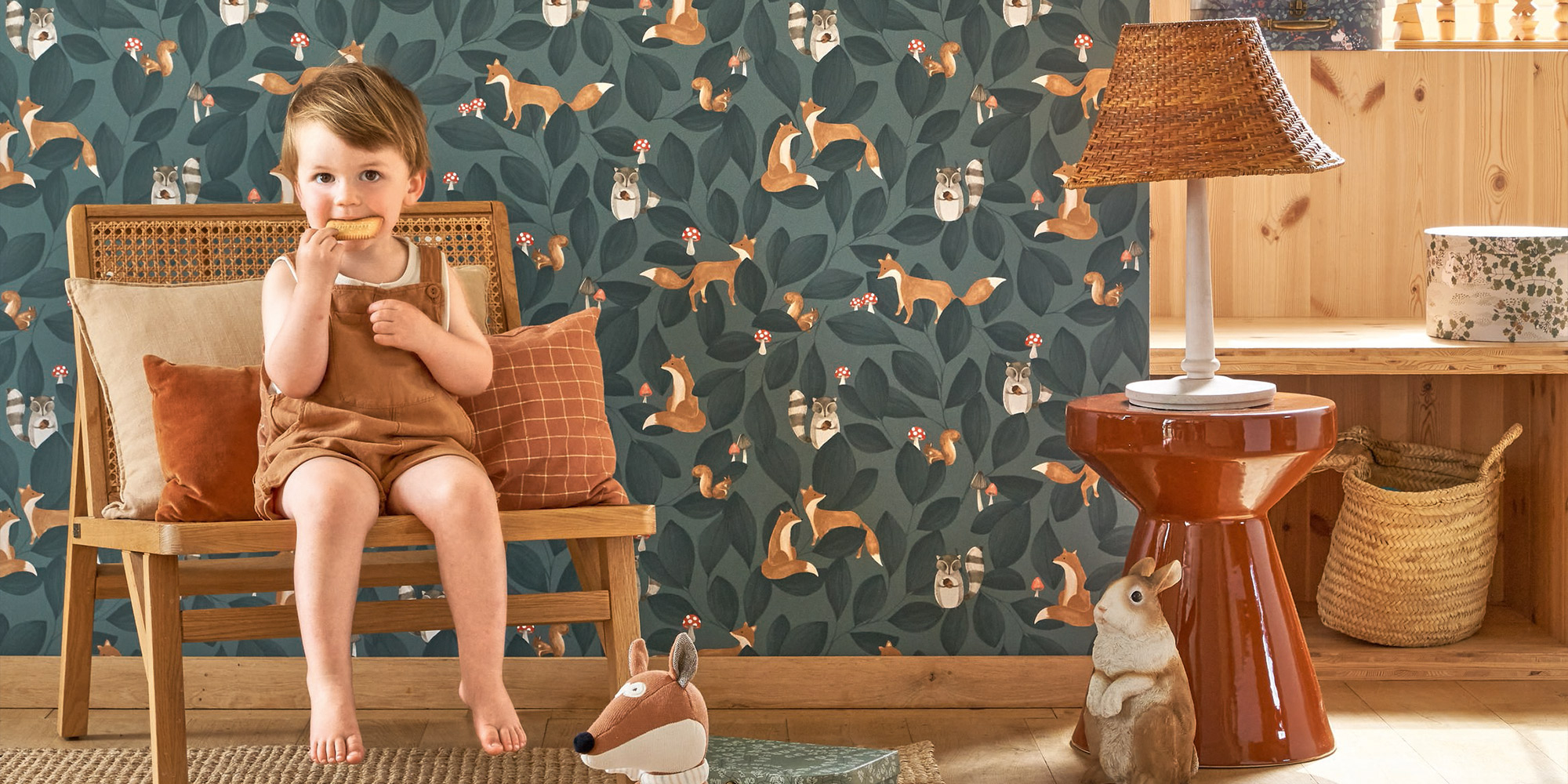 Dunkelblaue Vliestapete für KInder mit Blättern und niedlichen kleinen Füchsen