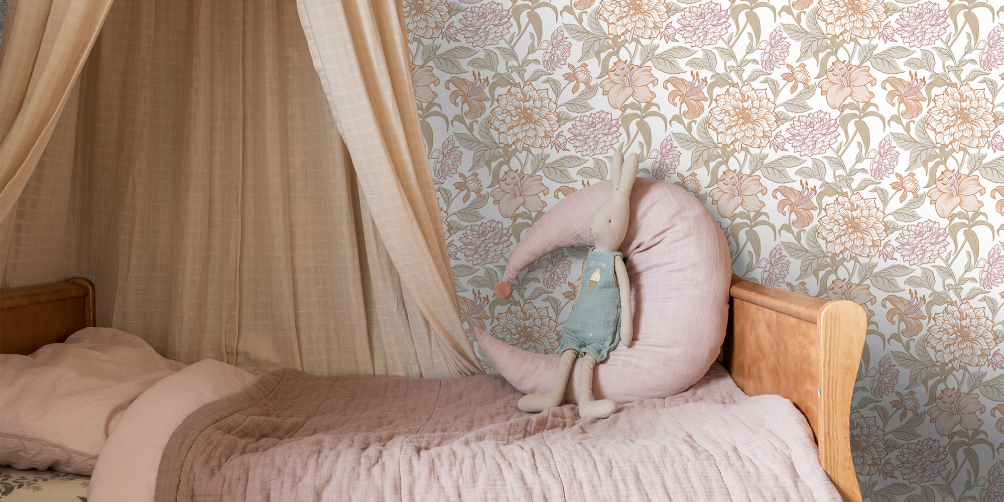 Gemütliches Kinderbett mit Blumen-Tapete in Rosa und Beige für ein natürliches Ambiente