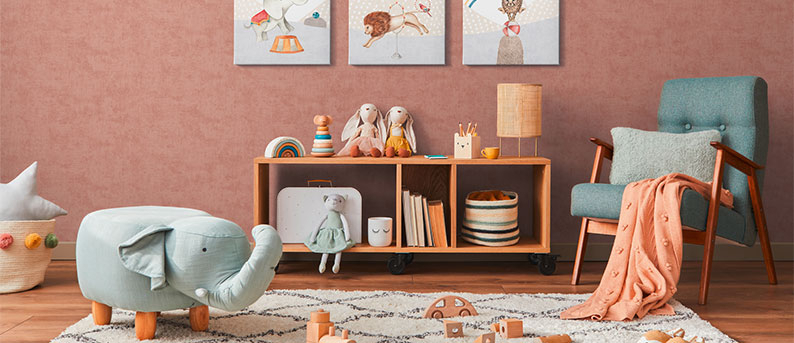 Wohnlicher Kinderbereich mit Wandbildern und Tapete in Terrakotta