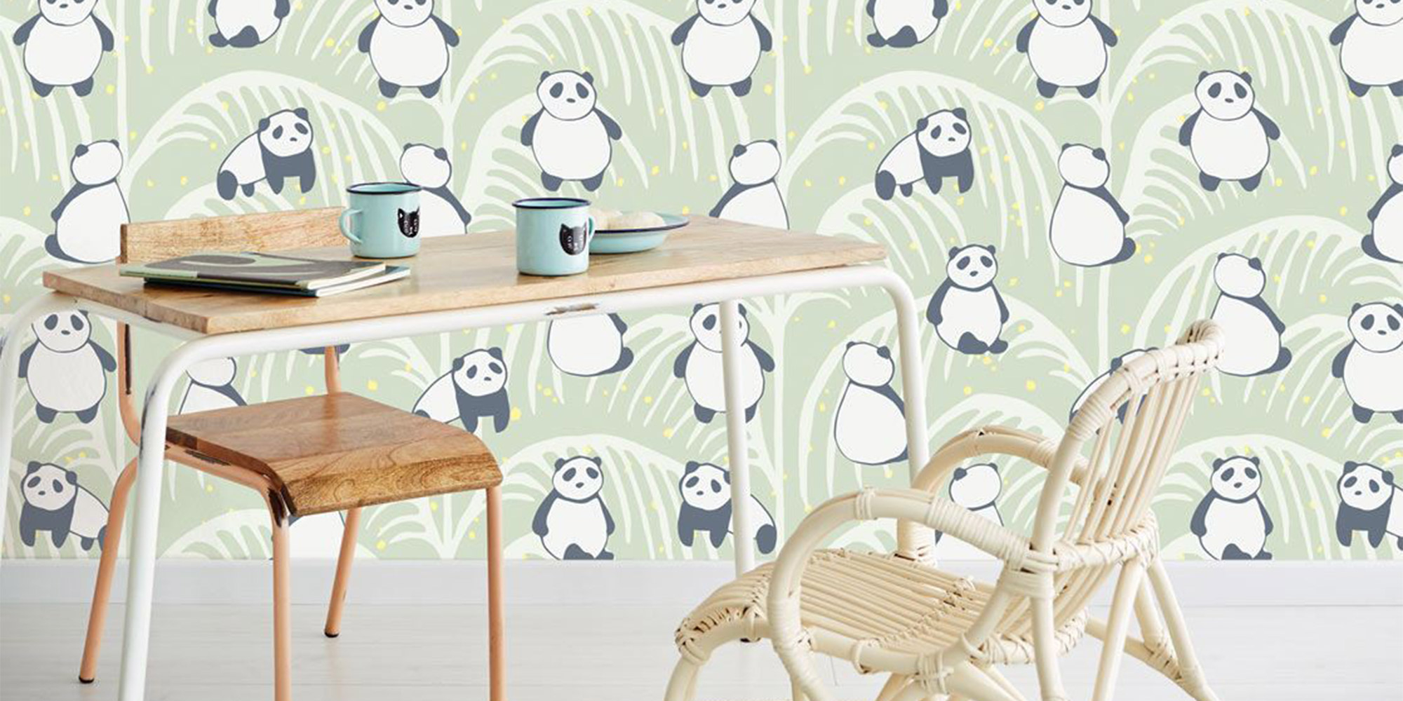 Grüne Kindertapete mit großen Pandabären und Palmwedeln, die ein tropisches und verspieltes Ambiente schafft.