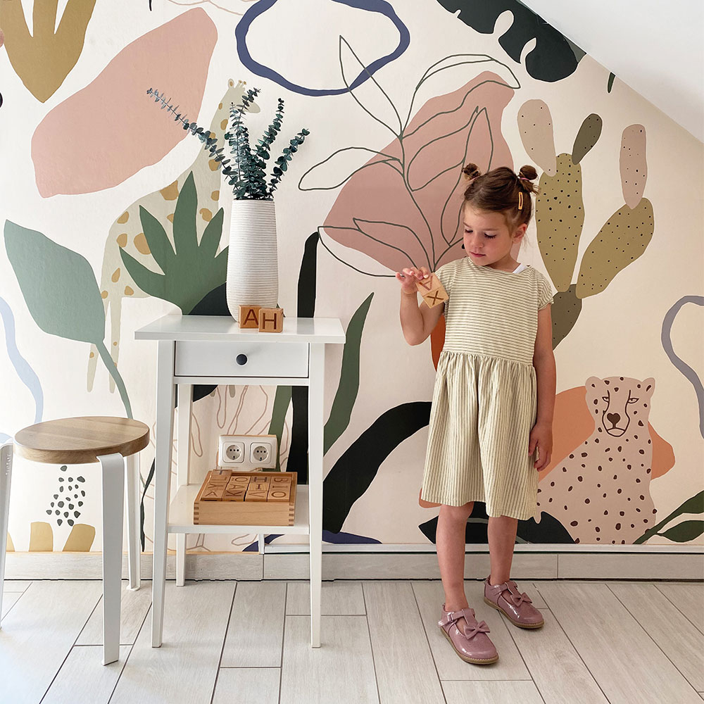 Wandbild mit bunten grafischen Flächen, Blättern und Pflanzen.