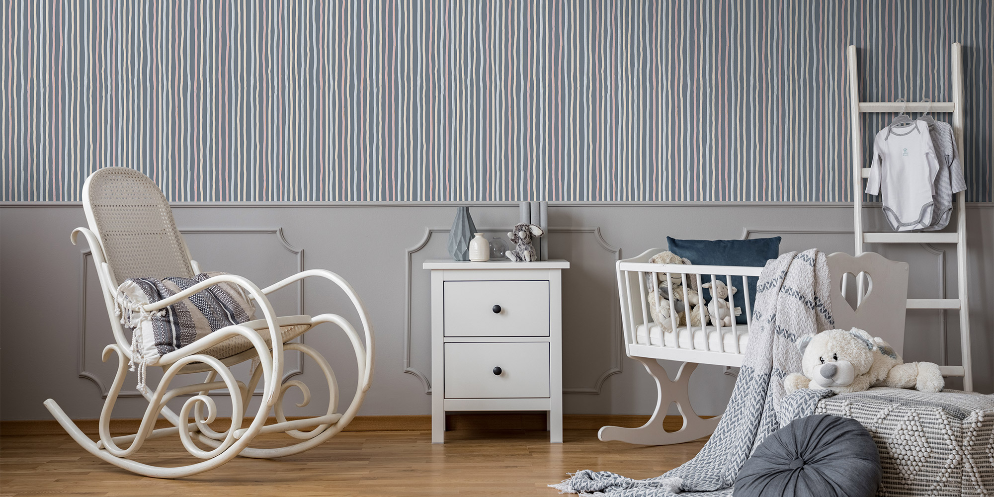 Weiß blaue Kindertapete mit handgezeichneten schnalen Streifen.