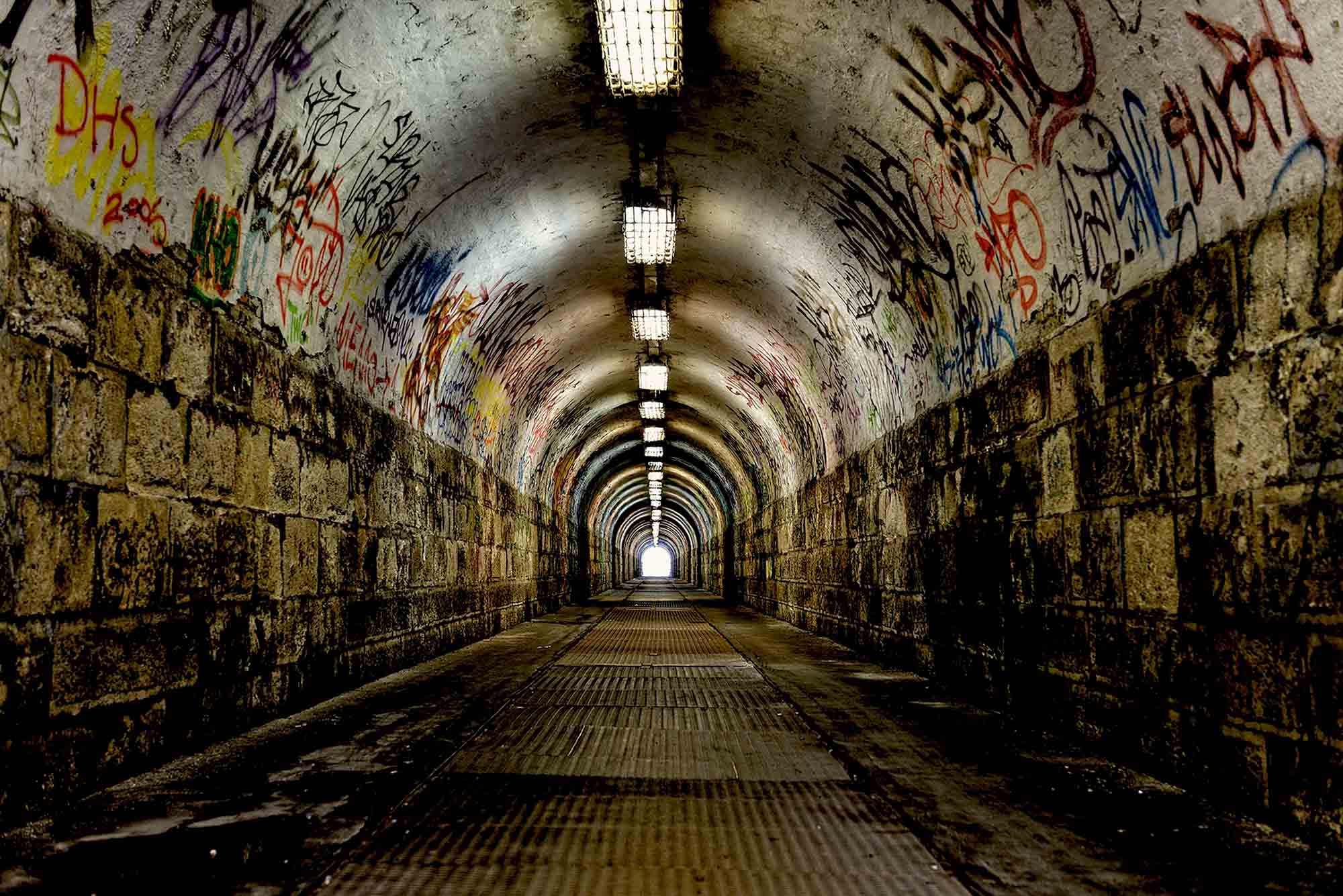 Wandbild U-Bahn Tunnel Graffiti 318 x 250 cm G45281