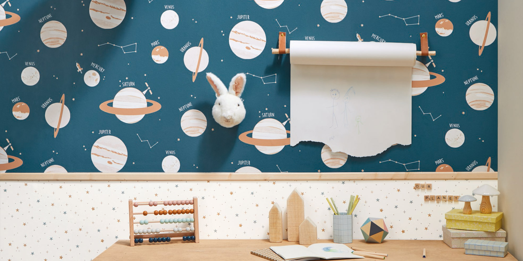 Weltalltapete mit Planeten und Sternenbildern.