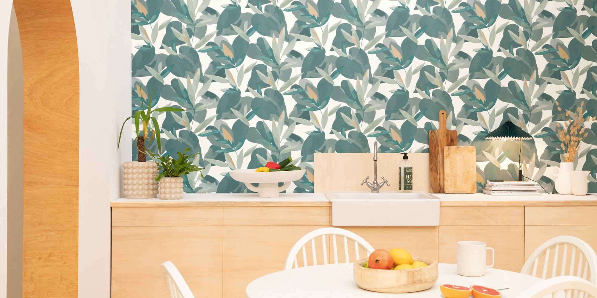 Weiße Vliestapete mit grünen Blättern von Caselio.