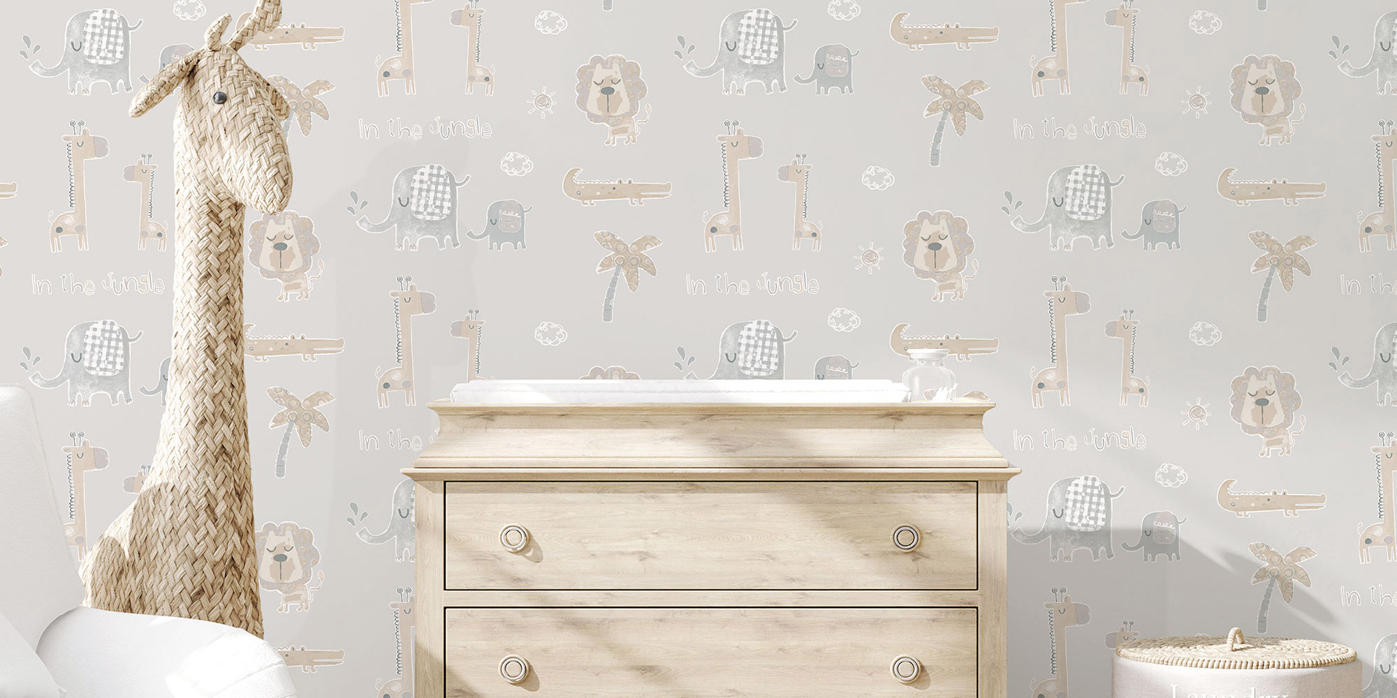 Babyzimmer mit grauer Kindertapete hinter der Wickelkommode, verziert mit niedlichen Tiermotiven für eine gemütliche Atmosphäre.