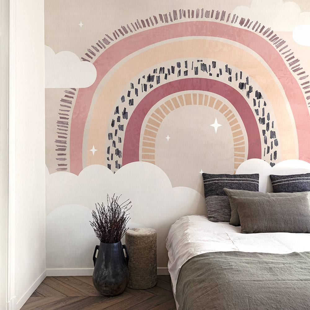 Gemütliches Mädchenzimmer mit Regenbogen-Tapete in Rosa- und Beigetönen