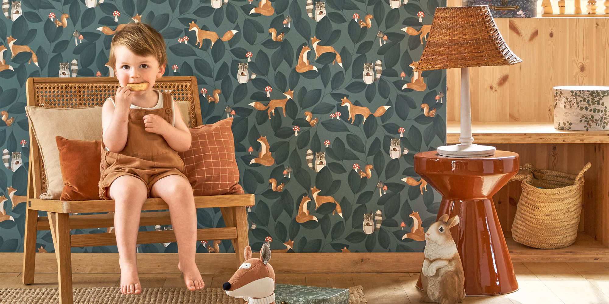 Kindertapete mit kleinen Füchsen und Blättern in dunklem blau-petrol.
