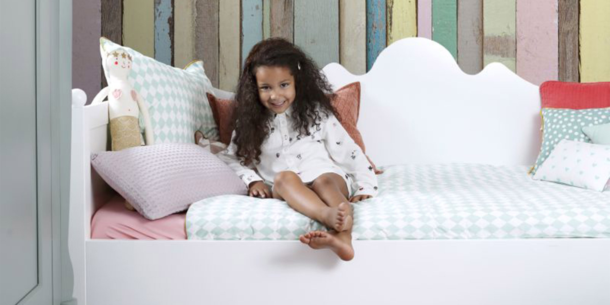 Buntes Holzpaneel Wandbild von Rasch Textil für das Kinderzimmer.