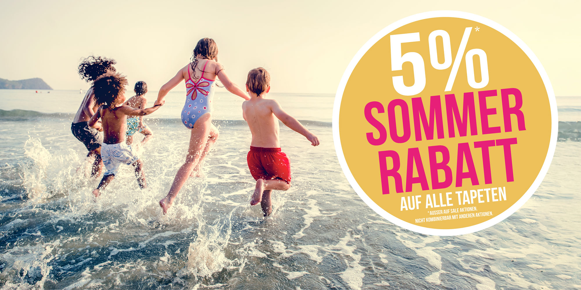 Kinder laufen ins Meer mit großem Sommer Rabatt Banner für Tapeten