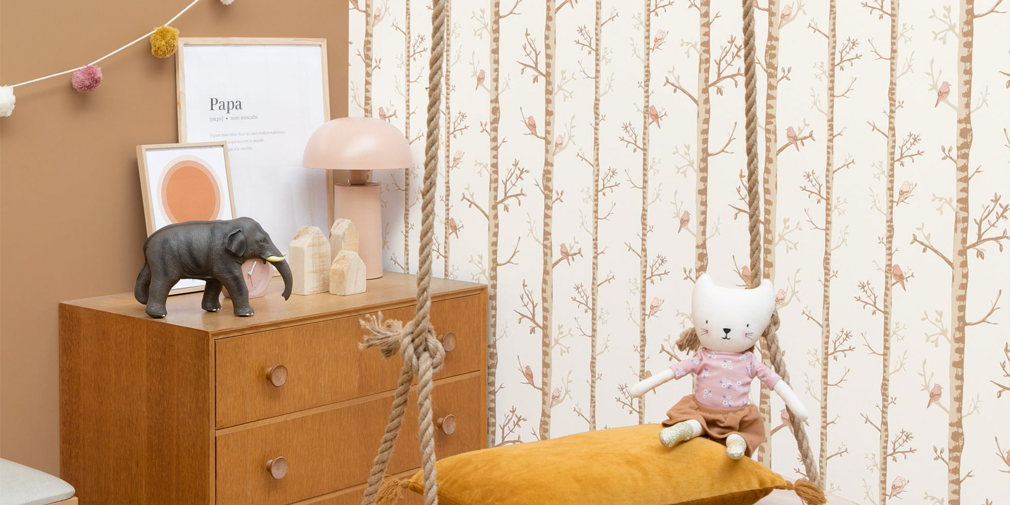 Waldtapete mit großen, schlanken Bäumen in beige-braun.