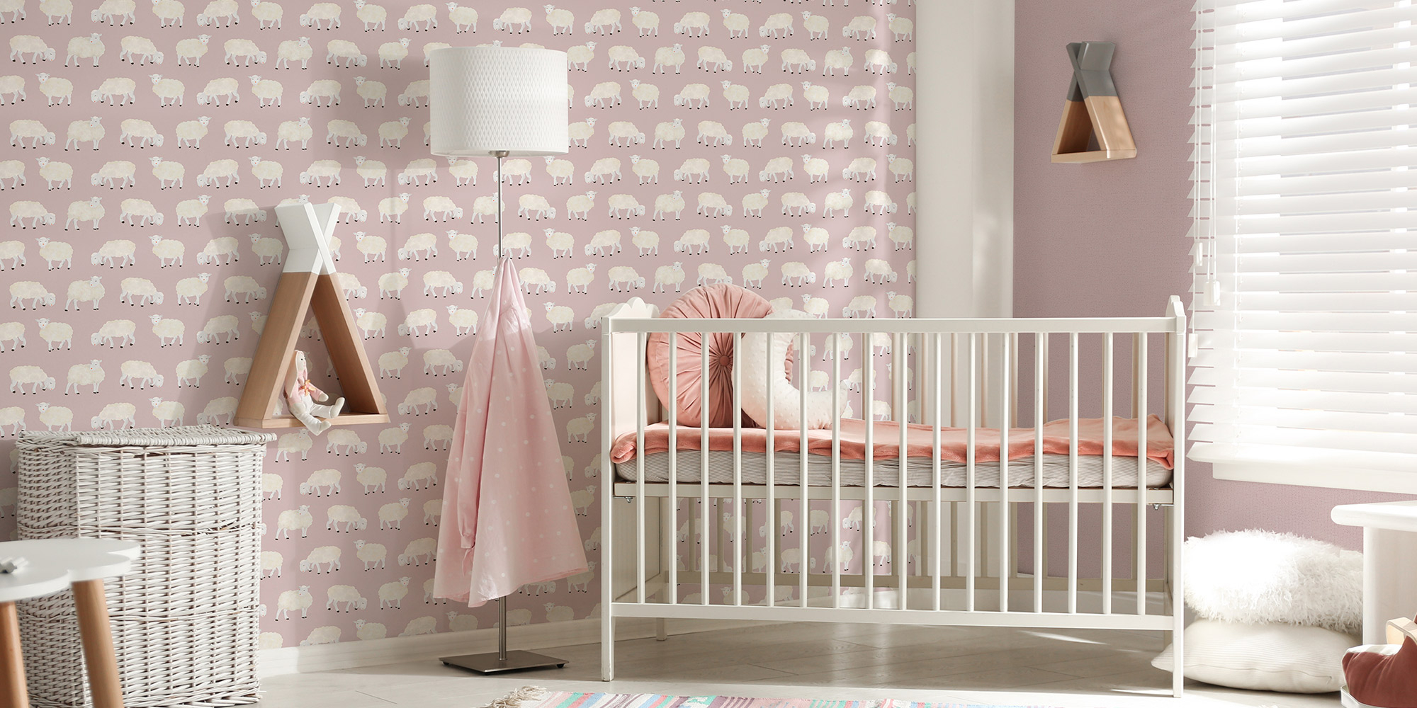 Die PVC-freien Tapeten von Hohenberger eignen sich hervorragend für die Einrichtung von Babyzimmern. Eine rosa Schäfchen Vliestapete ohne PVC, ideal zur Gestaltung von Wänden im Kinderzimmer.