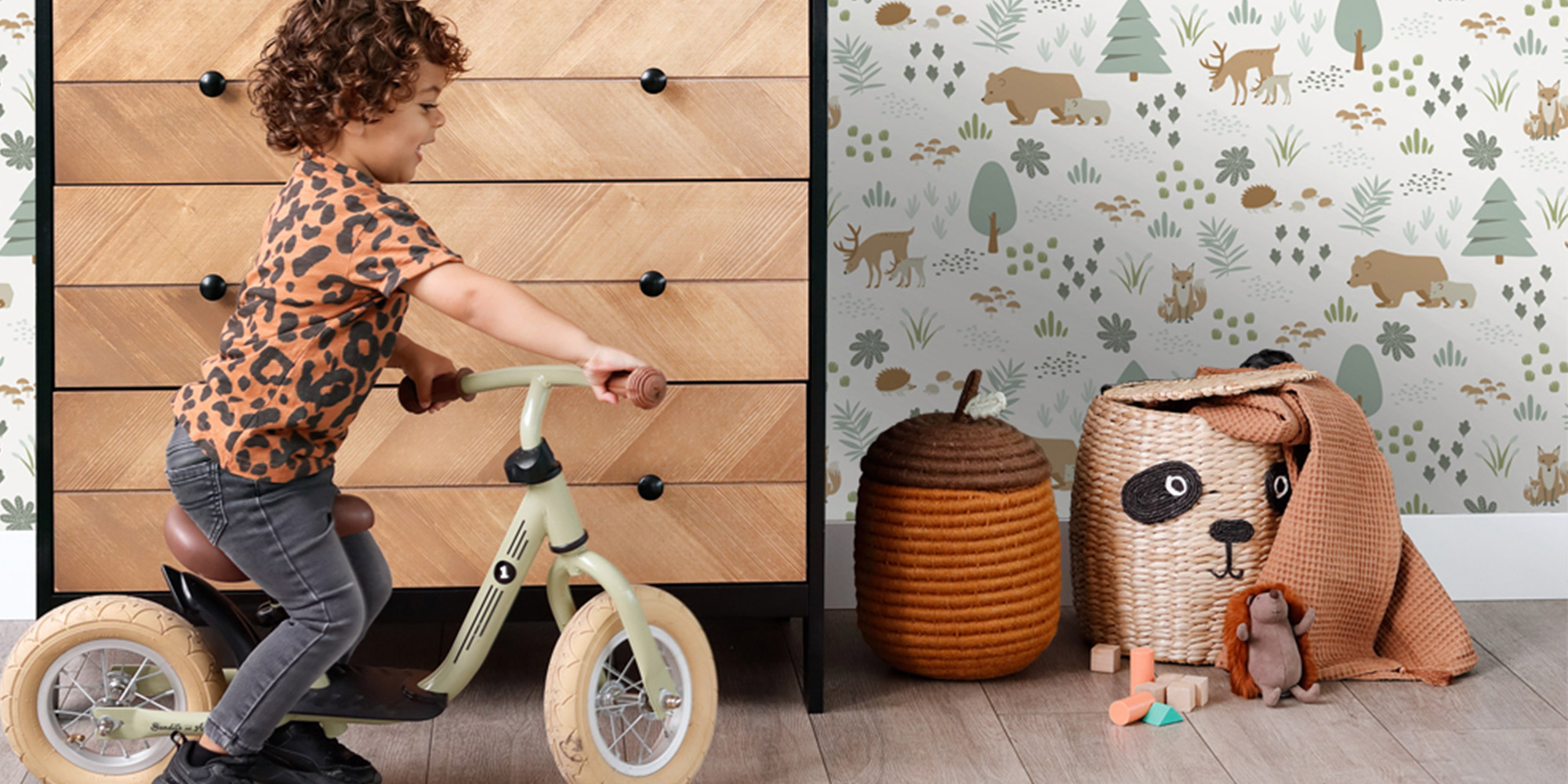 Weiße Waldtapete für Kinder mit Bäumen, Bären und Rehen.