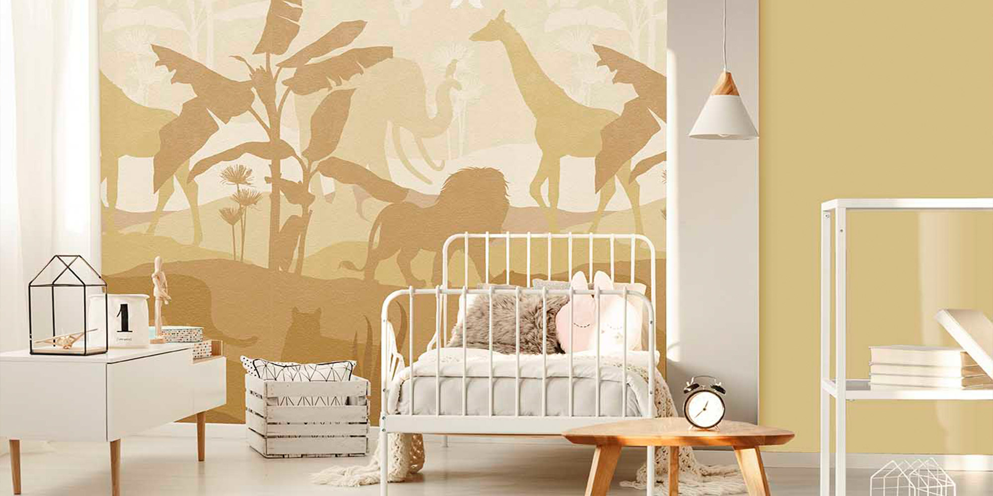 Ein gelbes Wandbild für das Kinderzimmer mit wilden Tieren in einem Jungel.