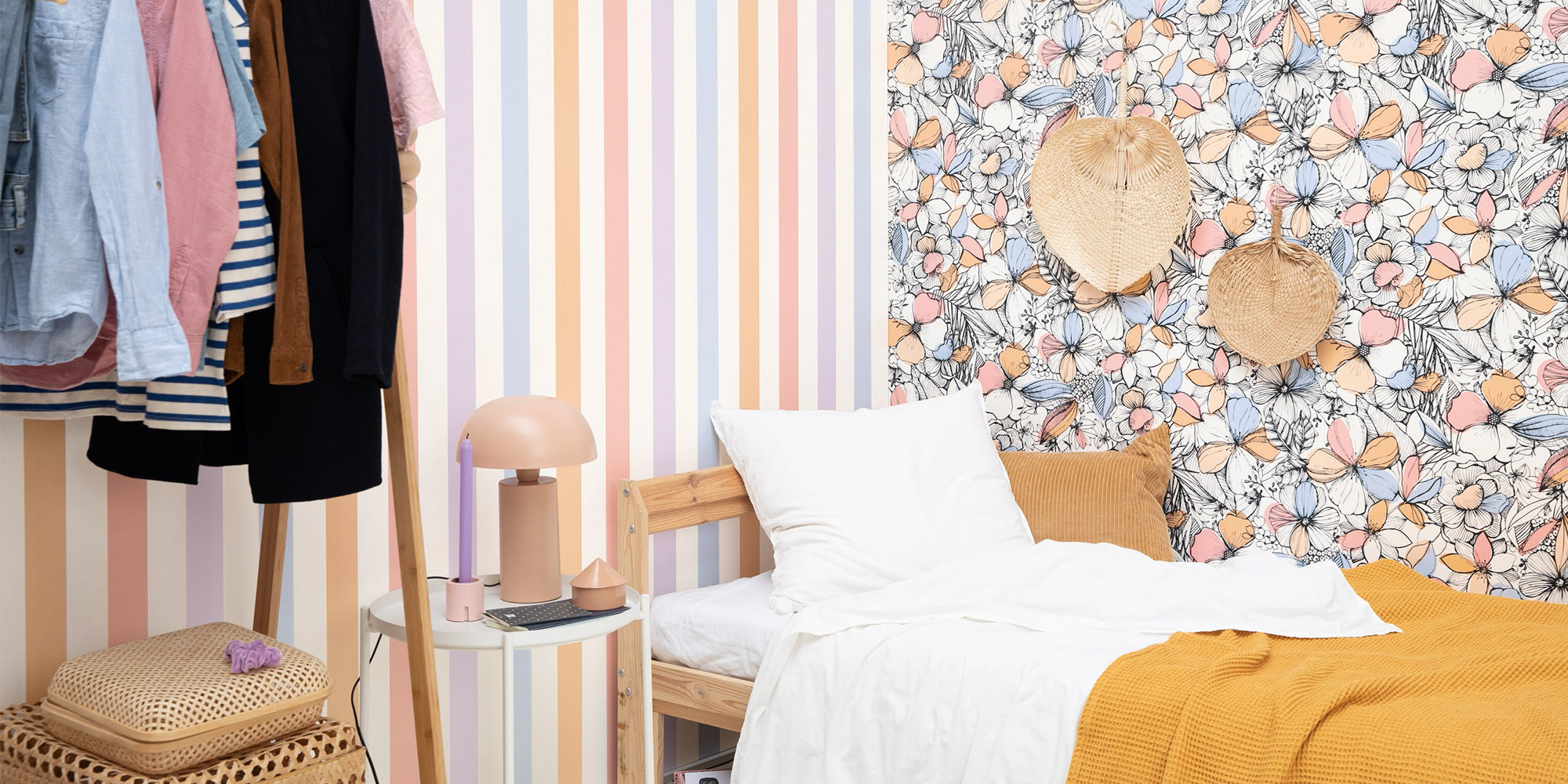 Streifentapete mit pastellfarbenen Streifen.