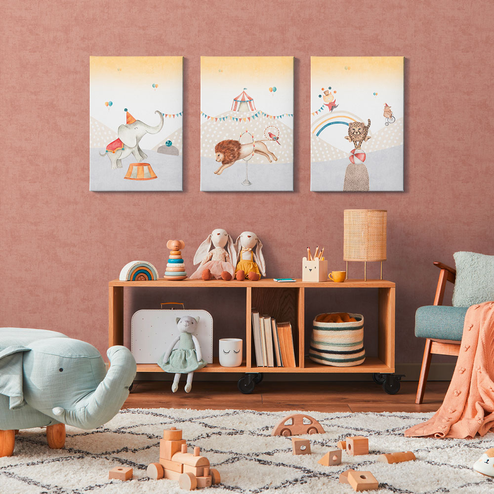 Raumwirkung mit Tapeten gestalten Kinderzimmer mit Zirkusbildern und rosafarbener Wandgestaltung