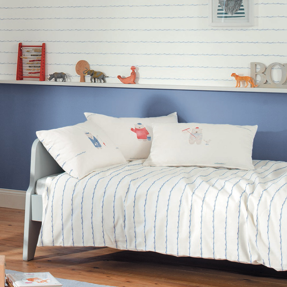 Maritime Bettwäsche mit blauen Wellenmotiven für Kinder.