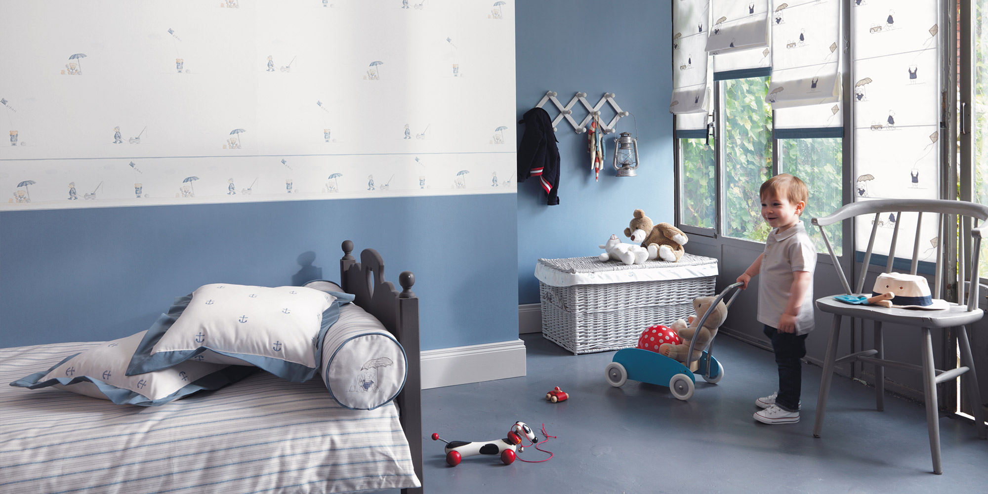 Kindertapete mit Bären kombiniert mit passender Bordüre und einer blauen Unitapete.