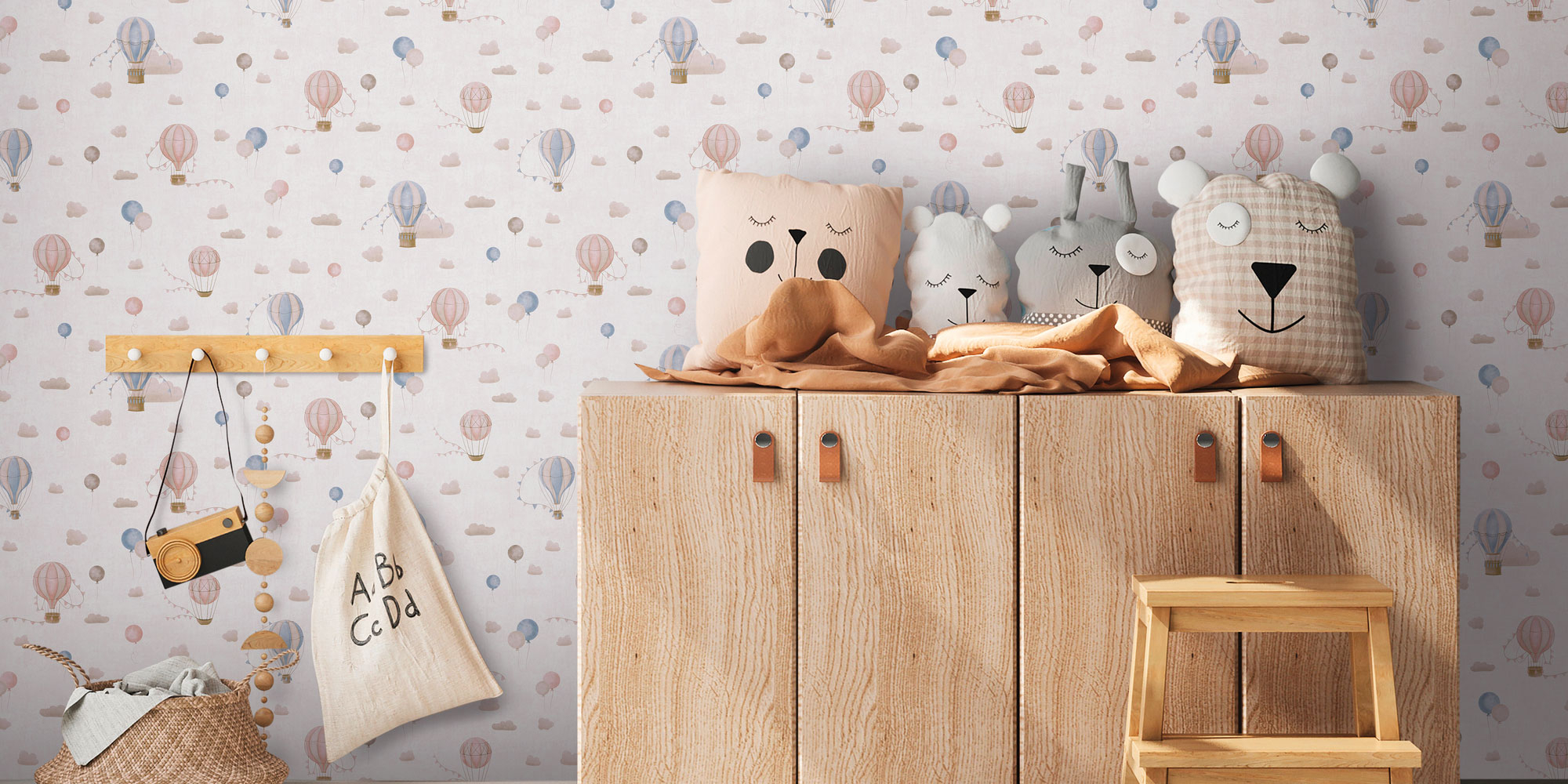 heissluftballon_tapete_kinderzimmer_weiss_heissluftballons_themenwelten_kindertapeten_kr