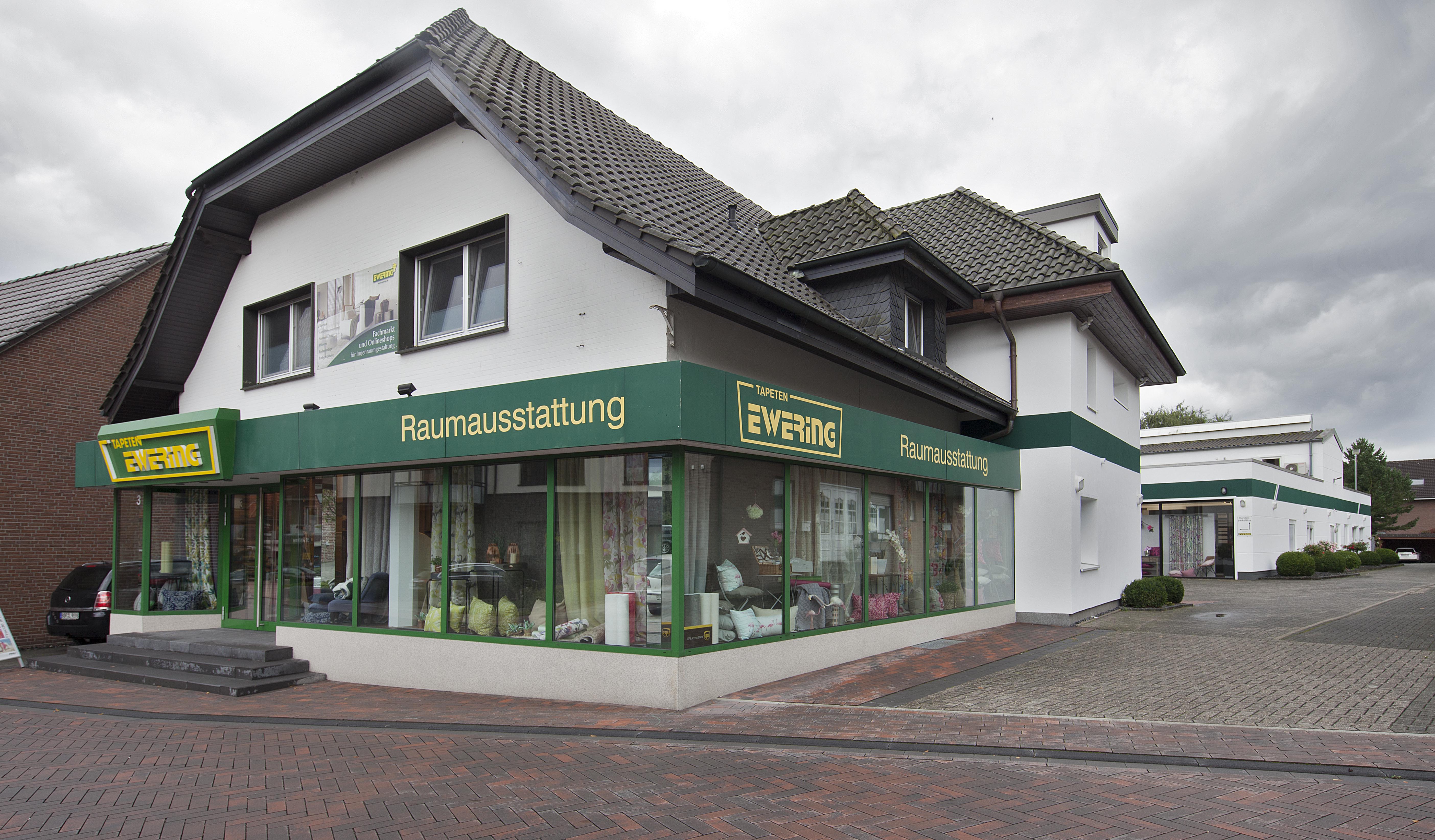 Fachmarkt Ewering Raumdesign an der Schulstraße 3 in Reken. Das Firmengebäude der Firma Ewering mit Sicht auf den Haupteingang zum Fachmarkt.
