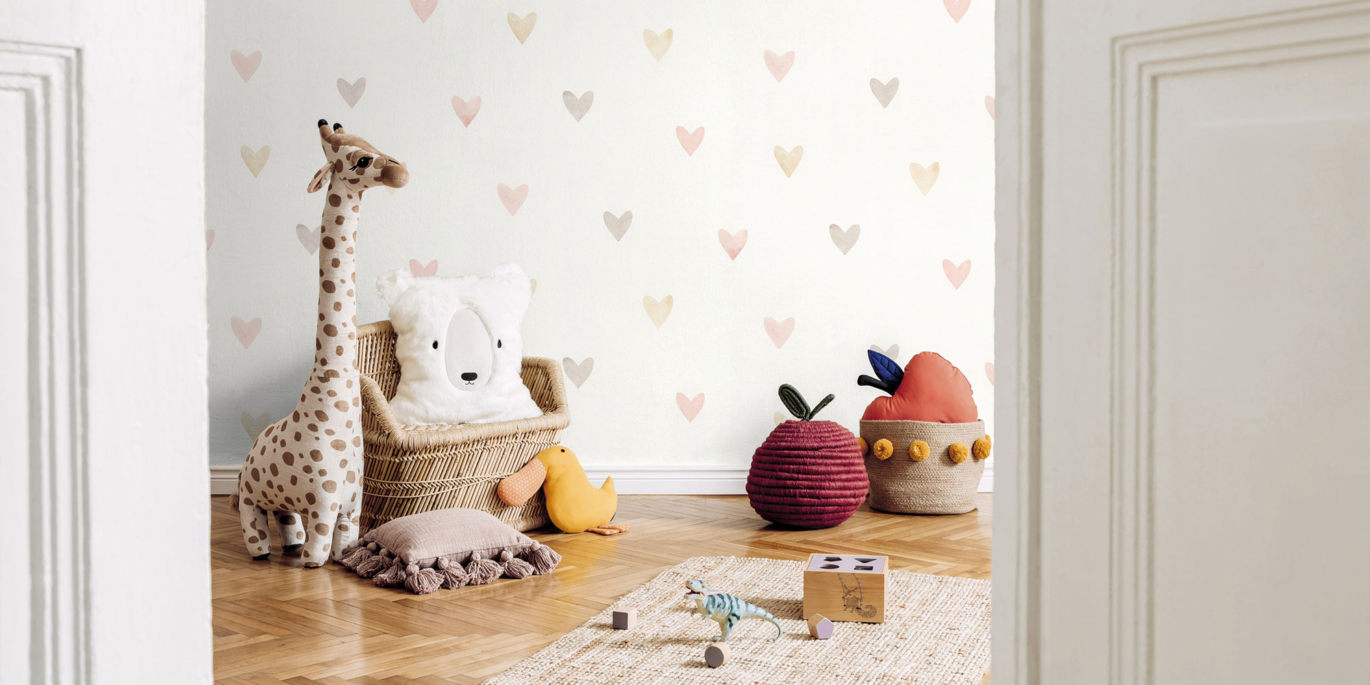 herzen_tapete_kinderzimmer_weiss_pastellfarbene_herzen_themenwelten_kindertapeten_kl