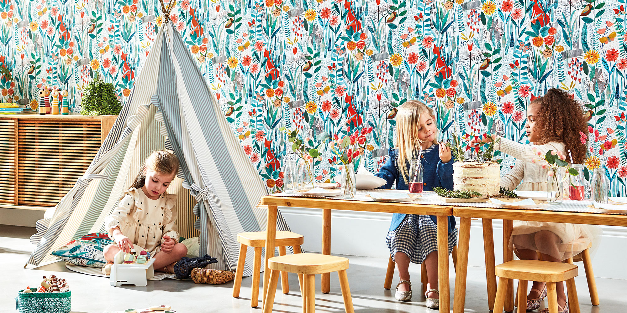 Bunte Blumen Tapete im Kinderzimmer mit farbenfrohem Muster