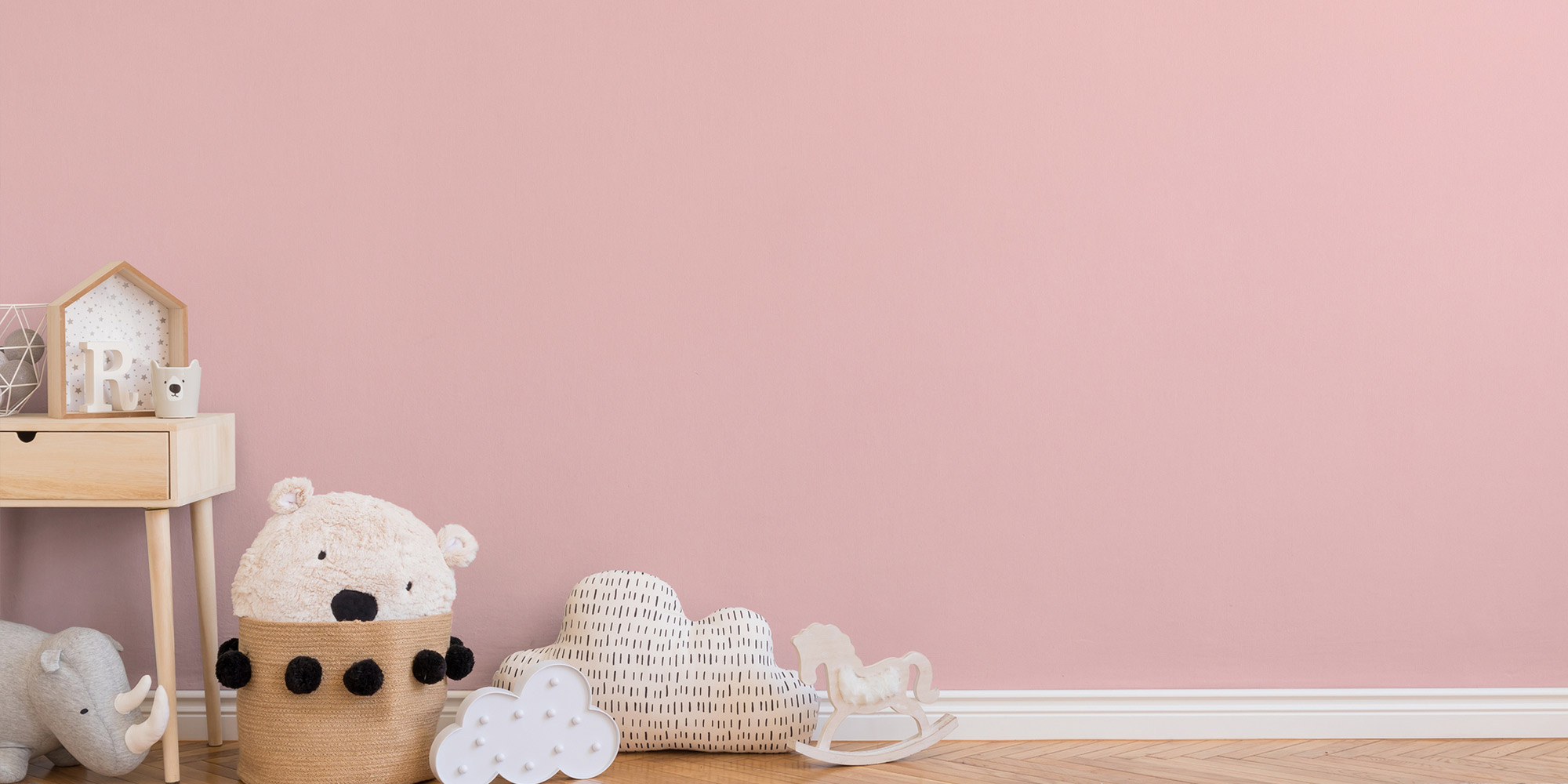 Rosa Vliestapete für eine farbige Wandgestaltung im Kinderzimmer.