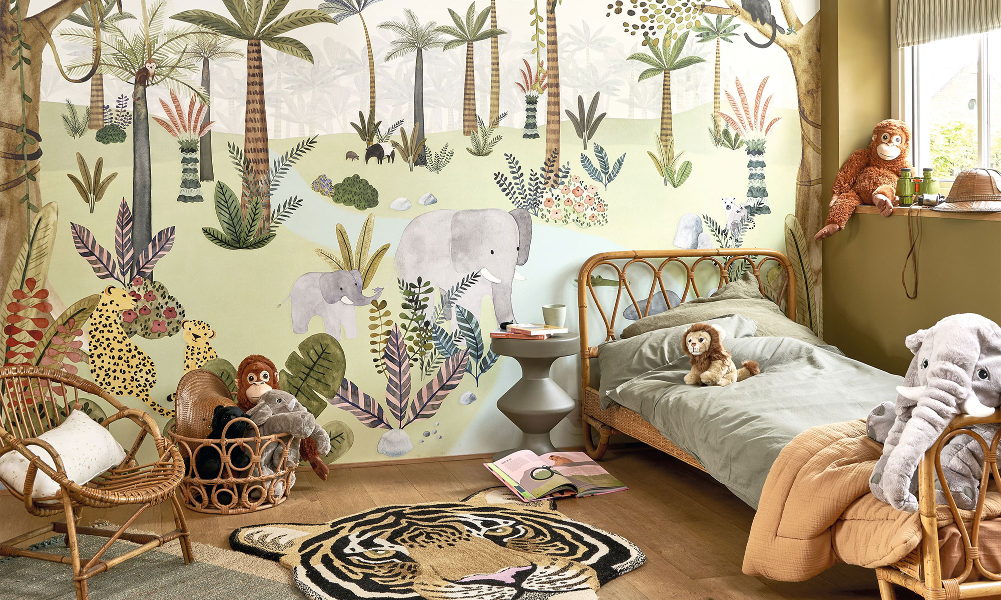 Abenteuerliches Kinderzimmer mit großem Dschungel-Wandbild mit Elefanten, Leoparden, Affen und tropischen Pflanzen