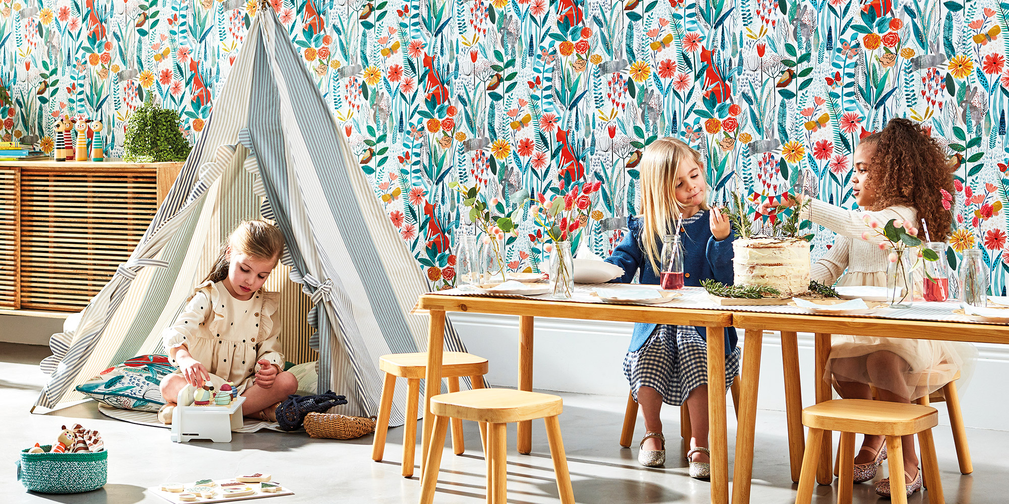 Bunte Blumentapete für Mädchen von Sanderson.