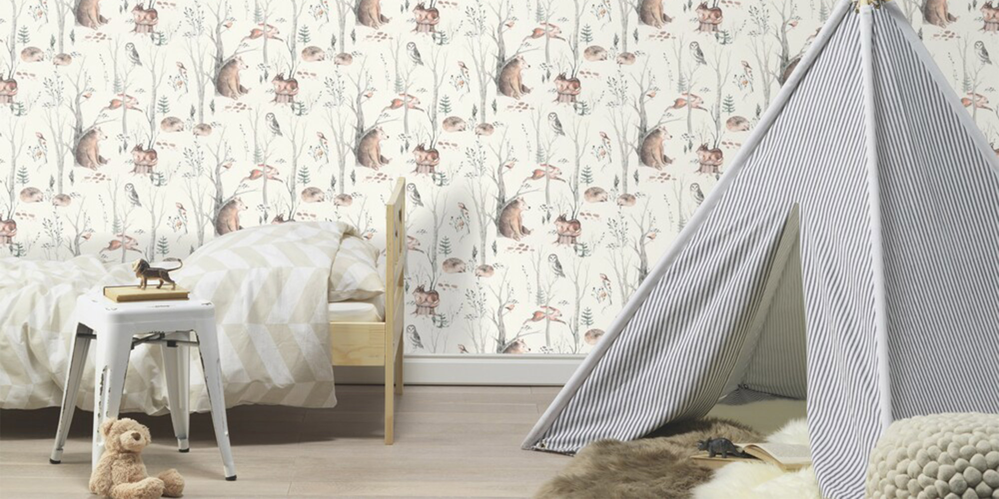 Wandgestaltung im Kinderzimmer mit einer Waldtapete mit Bäumen und Bären.