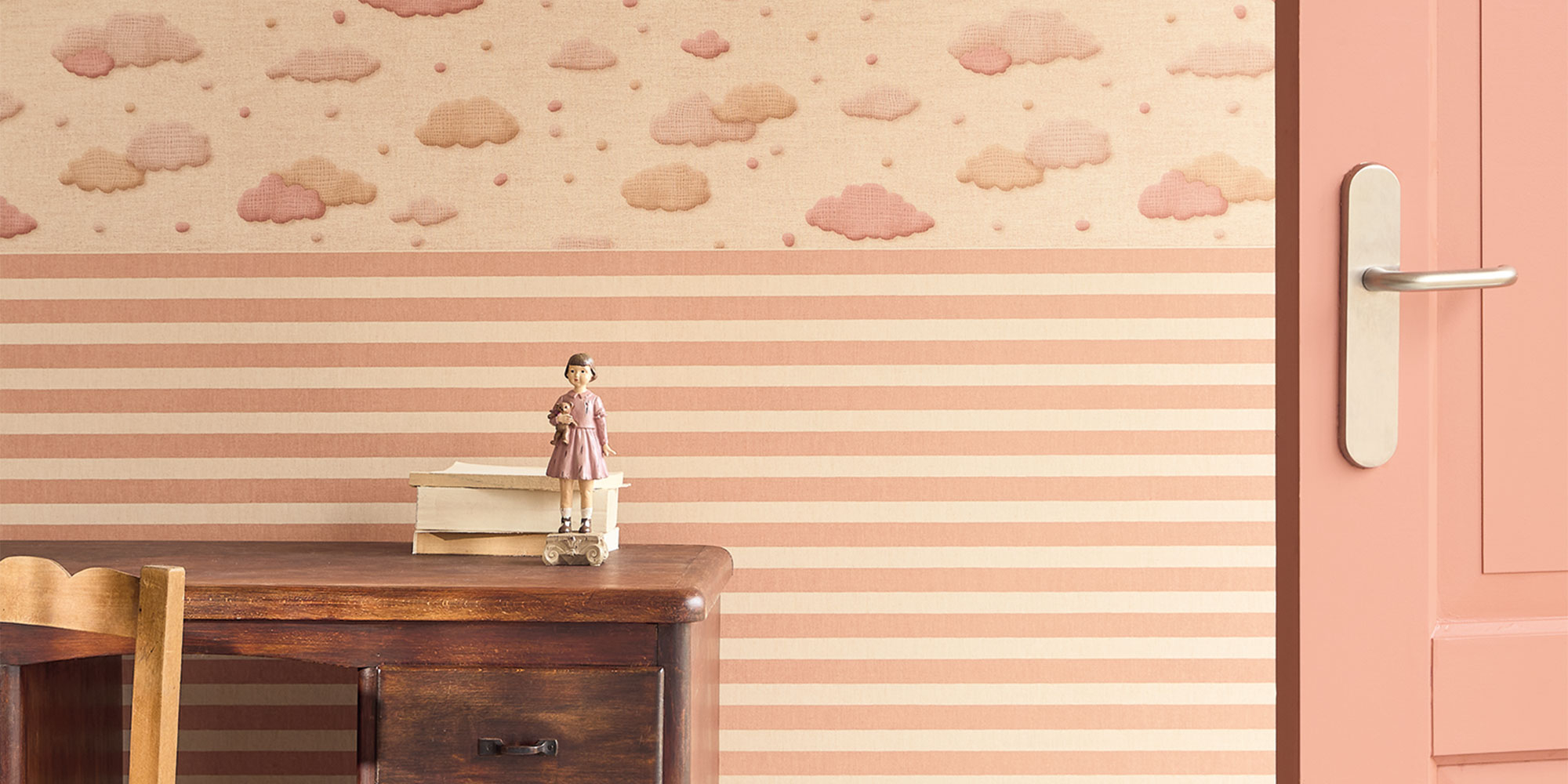 Maedchenzimmer mit Kindertapete mit rosa Wolken und Streifen in Apricot und Creme kombiniert mit Holzmoebel