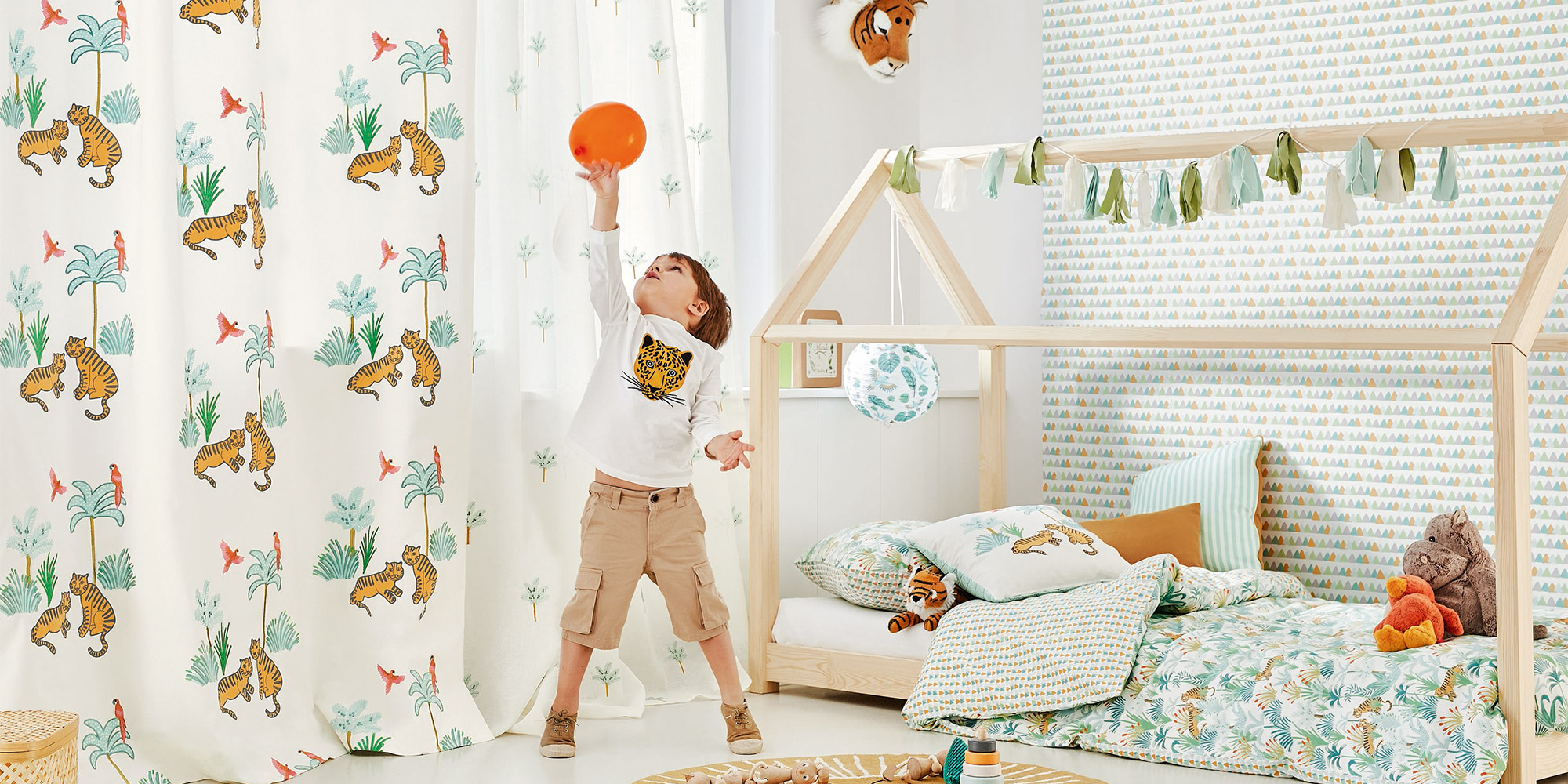 Dekostoff mit Kindermotiven passend zur Tapete im Kinderzimmer.