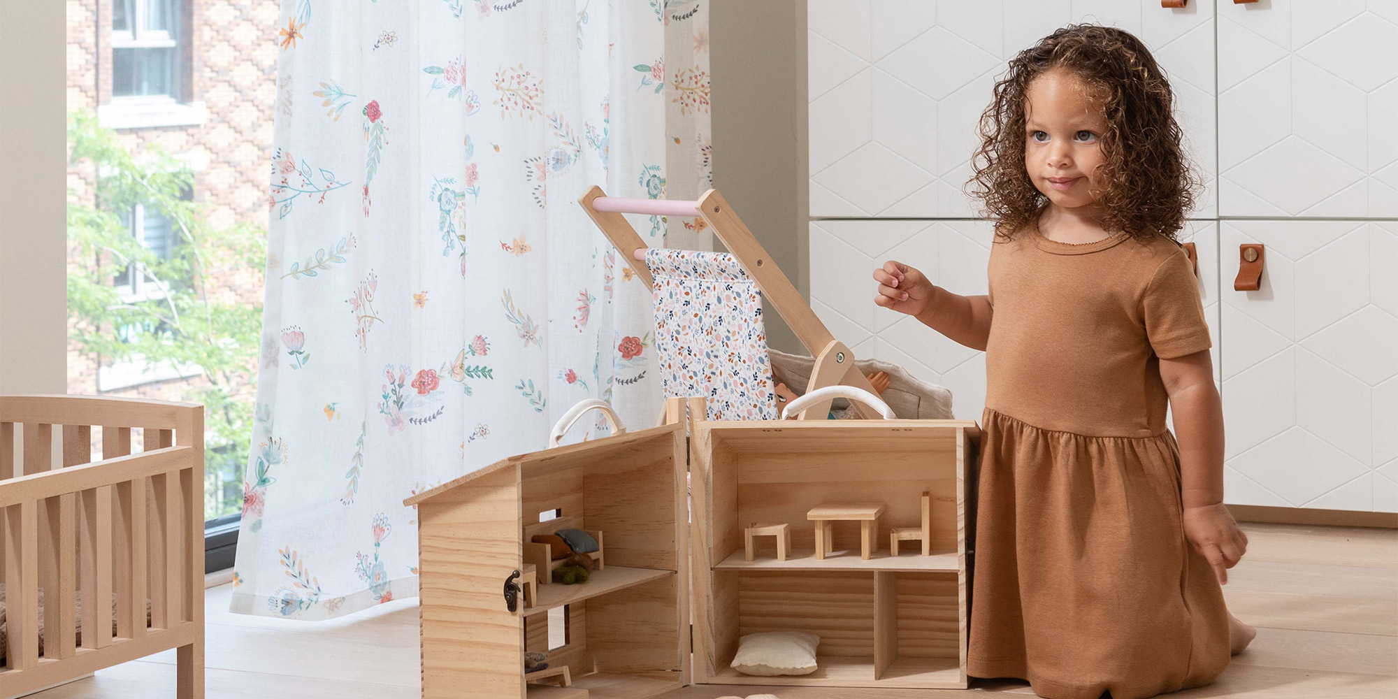 Weiße Fertigdeko mit bunten Blumenranken für das Mädchenzimmer.