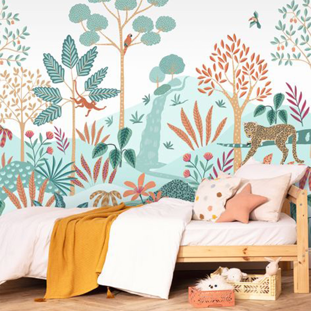 Eine bunte Junglelandschaft auf einem Wandbild für das Kinderzimmer.
