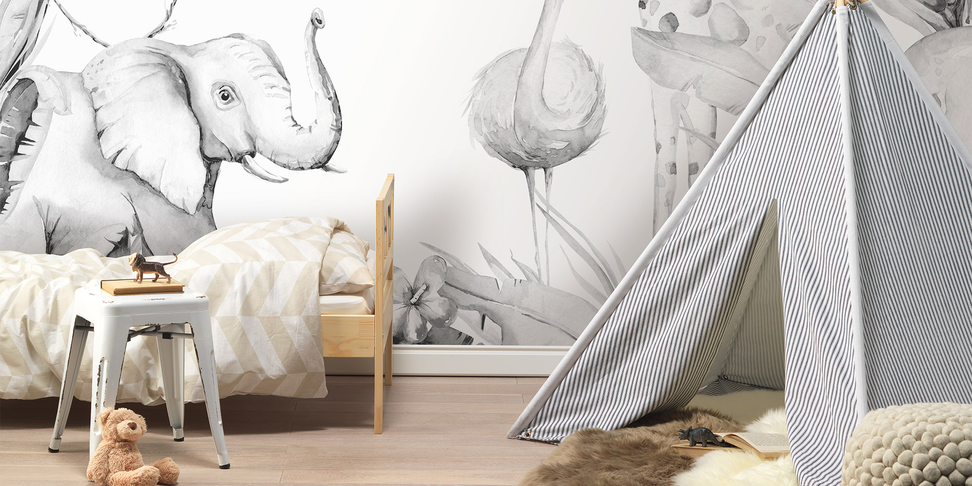 Gezeichnete wilde Tiere wie Elefanten, Giraffen und Affen auf einem Wandbild für das Kinderzimmer.