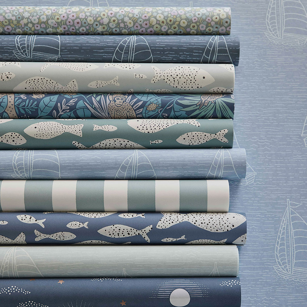 Tapeten mit verschiedenen Designs können harmonisch wirken, wenn sie durch eine einheitliche Farbpalette verbunden sind. Unterschiedlich gemusterte Kindertapeten lassen sich wunderbar kombinieren, solange sie im gleichen Farbton gehalten sind.