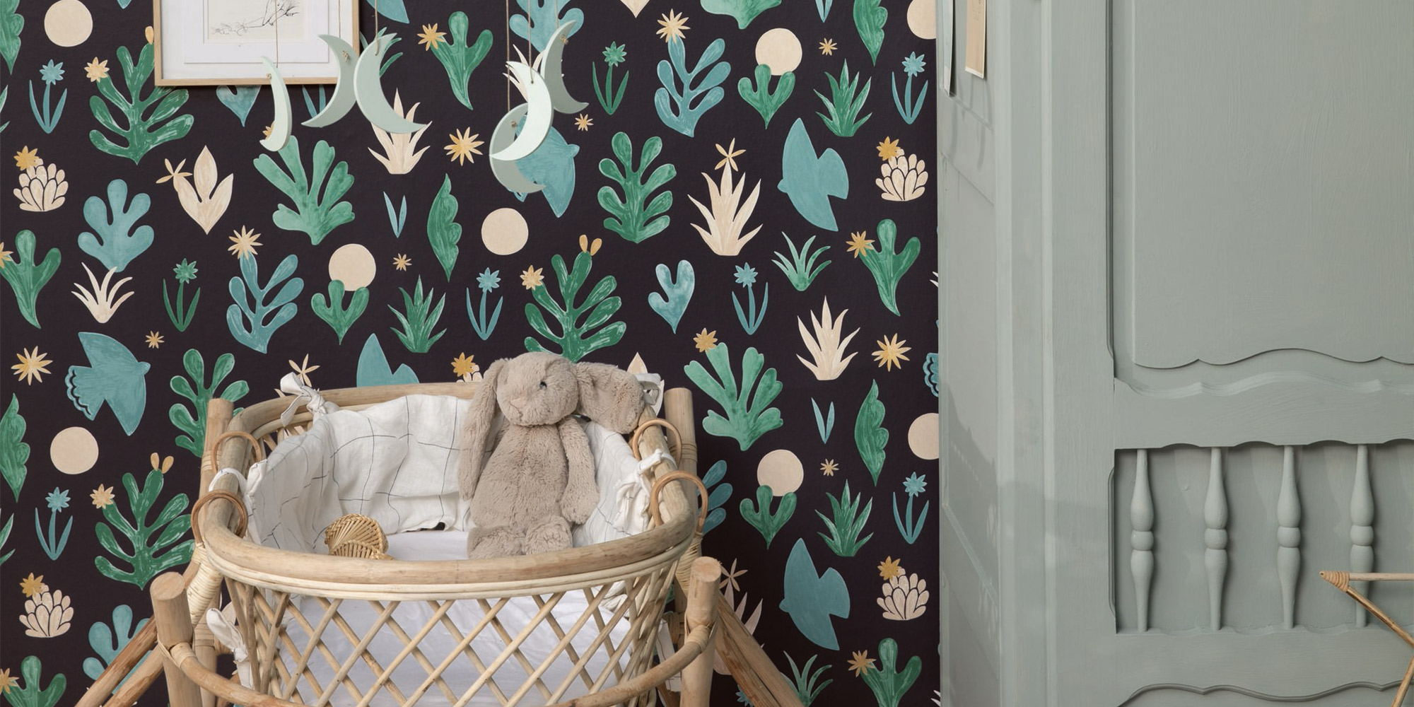 Dunkelblaue Kindertapete mit kindlich gestalteten Vögeln und Pflanzen.