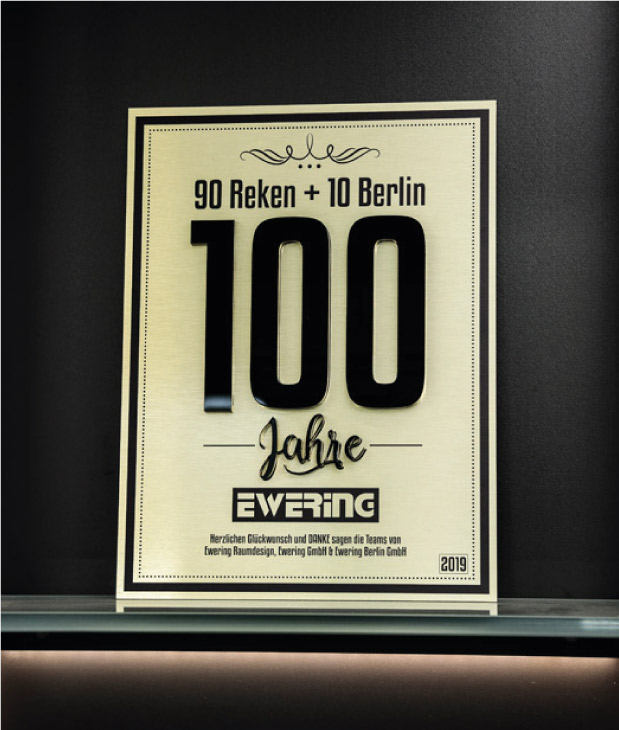 100 Jahre Firmenjubiläum Firma Ewering. Goldene Auszeichnung zum 100-jährigen Firmenjubiläum.