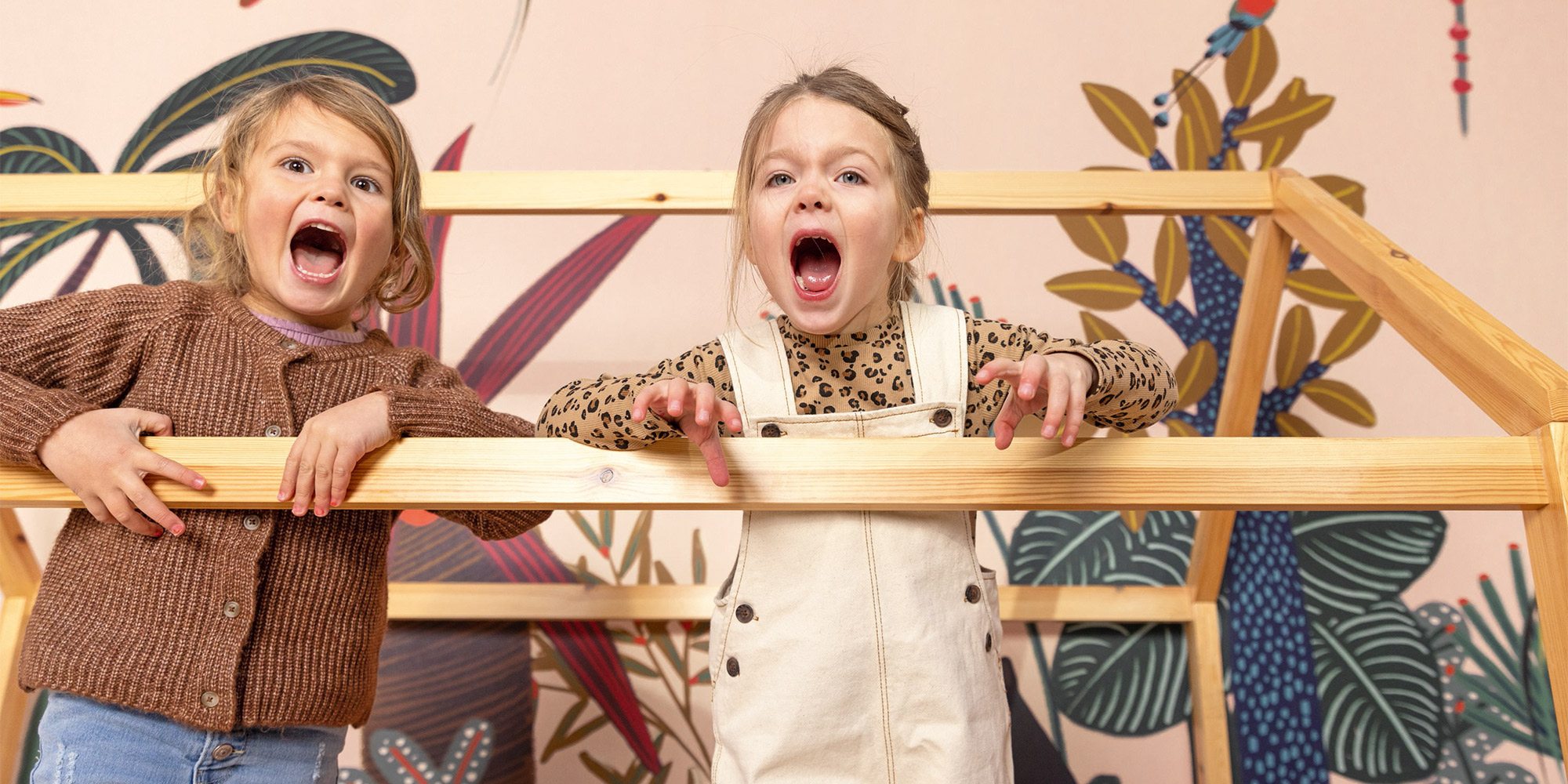 Rosafarbenes Junglewandbild für Kinder.