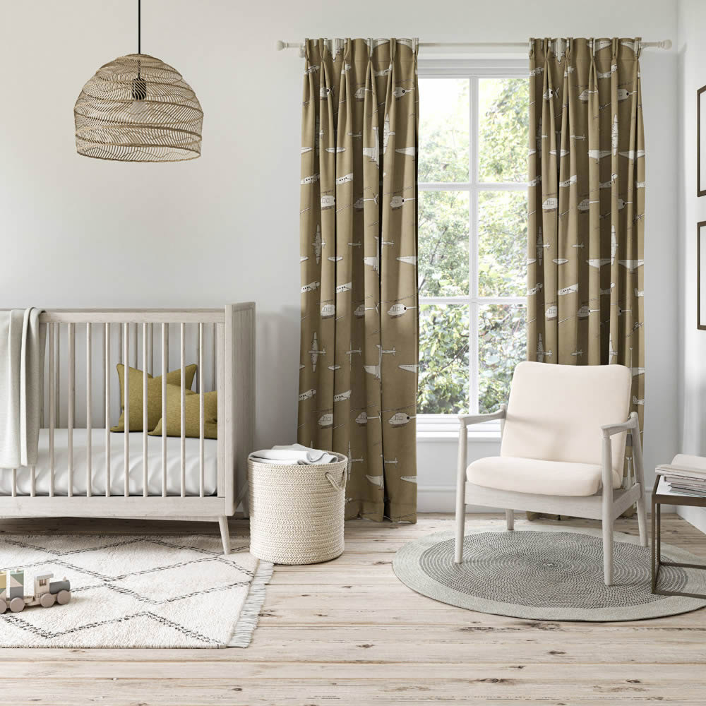 Olivgrüne Gardine für das Kinderzimmer mit Flugzeugen und Hubschaubern.