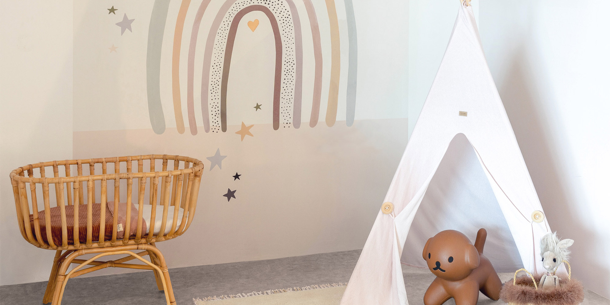 Boho Wandbild mit pastellfarbenem Regenbogen und Sternen für das Mädchenzimmer.