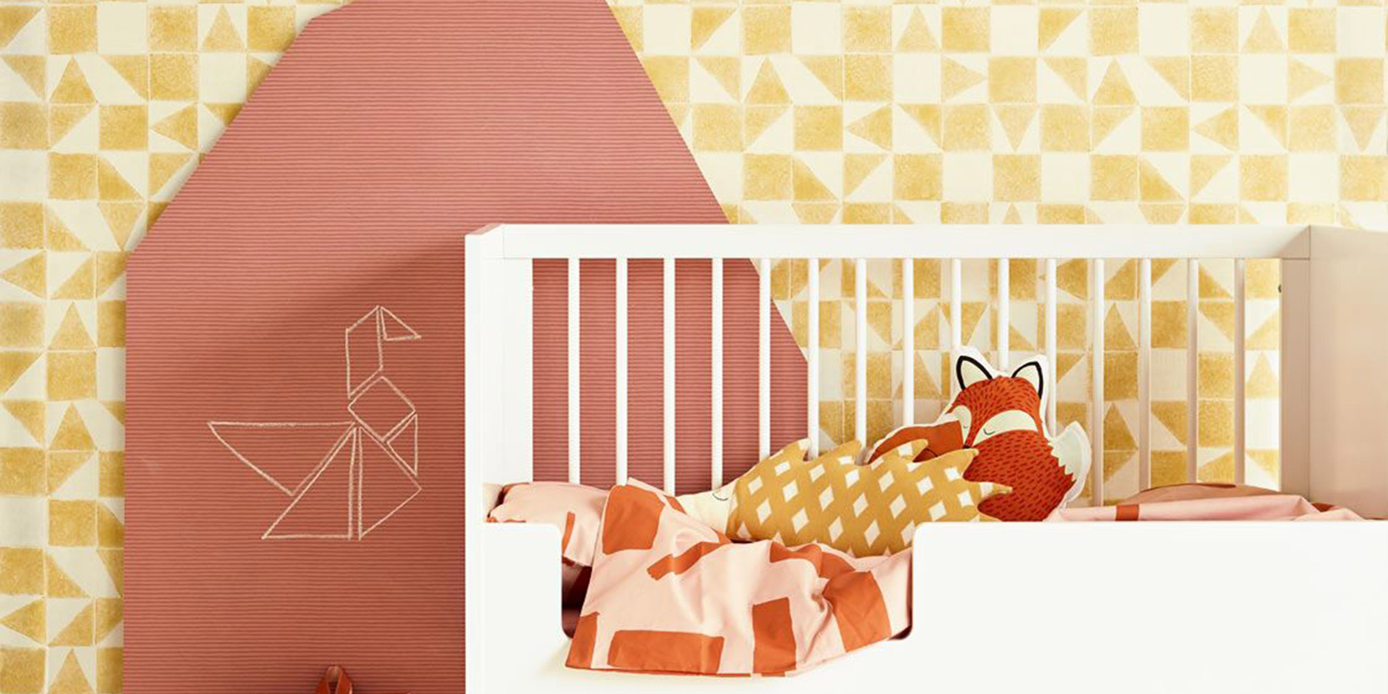 Grafische Kindertapete in gelb und weiß.