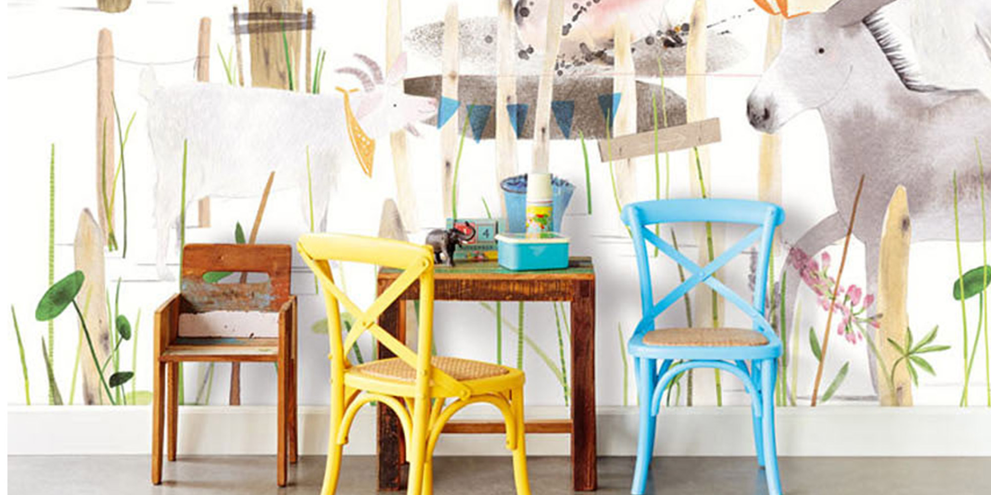 Wandbild mit Bauernhoftieren in Aquarelloptik, das die Wand eines Kinderzimmers schmückt und eine liebevolle, ländliche Atmosphäre schafft.