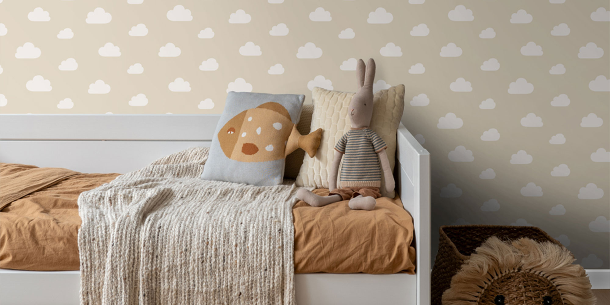 Beigefarbene Wolkentapete im Boho Stil für das Kinderzimmer.