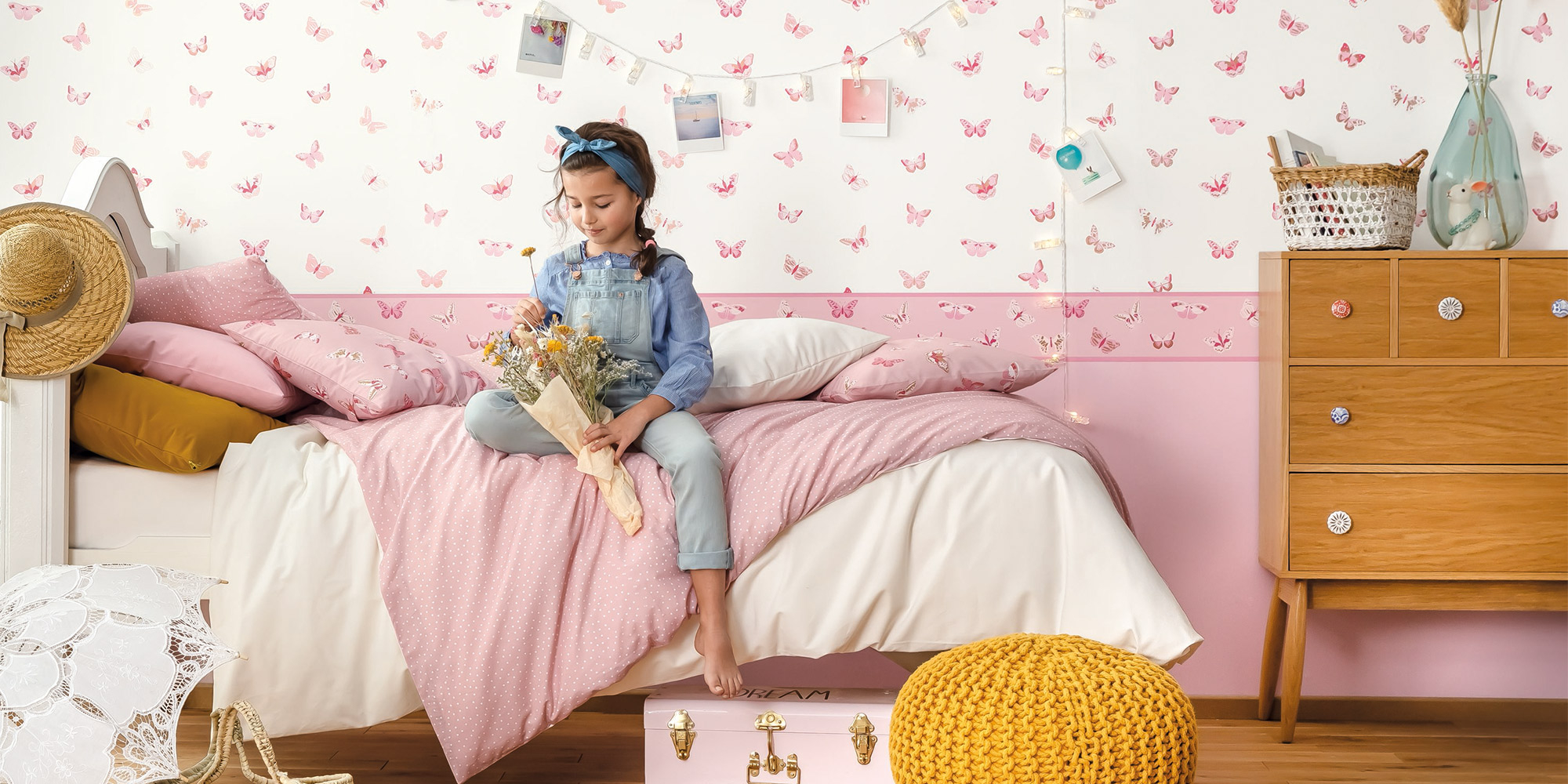 Rosafarbene Kinderbürdüre mit Schmetterlingen.