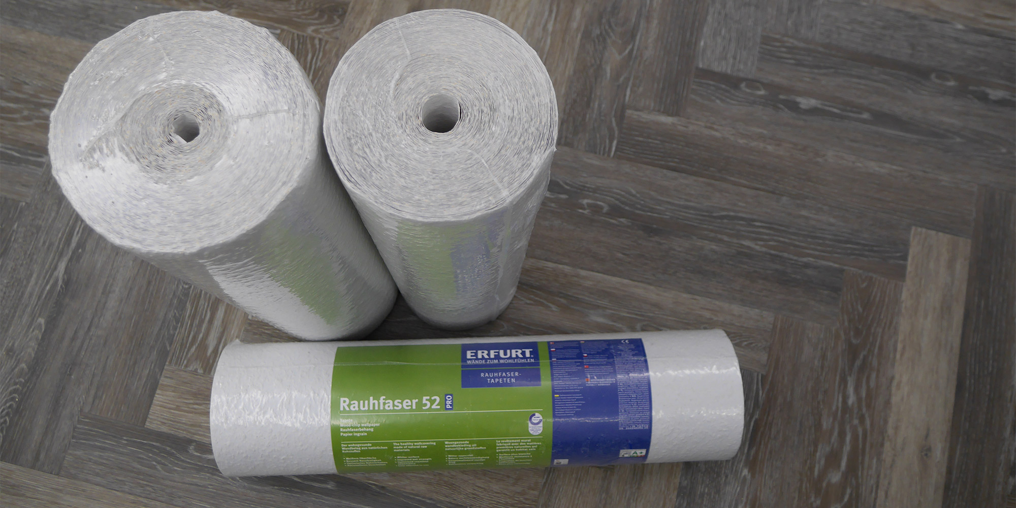 Nahaufnahme einer klassischen weißen Raufasertapete mit dezenter Struktur.