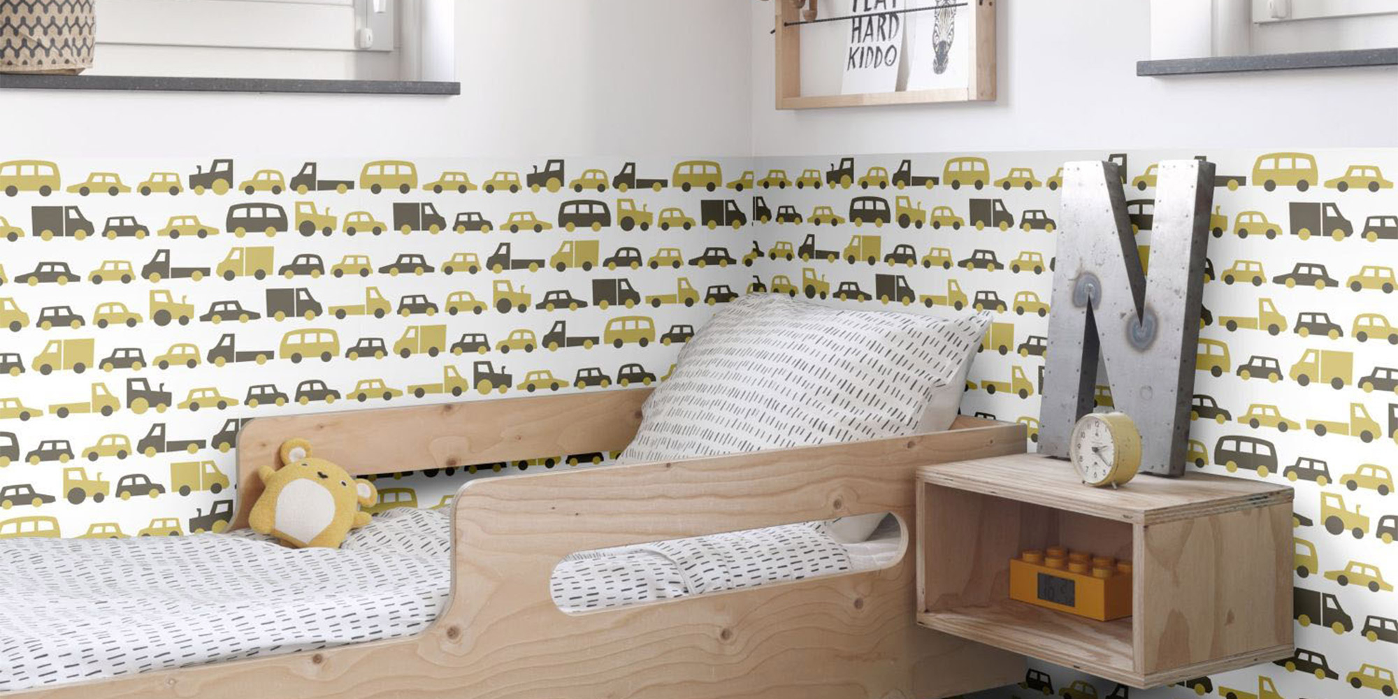 Autotapete mit grauen und gelben Autos für das Kinderzimmer.