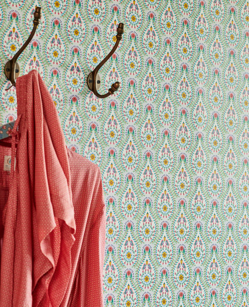 Non-woven wallpaper drops white colorful flowers Pip Studio 5 300150-55-300150