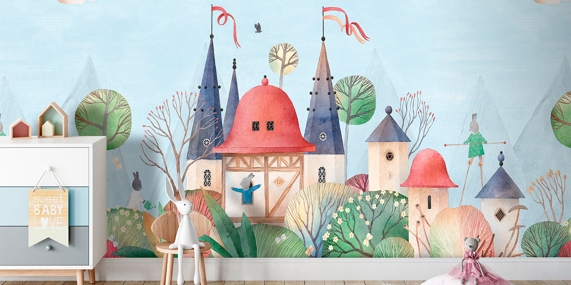 Ein Wandbild mit einem bunten Märchenschloss inmitten eines grünen Waldes mit Hügeln und Bergen.